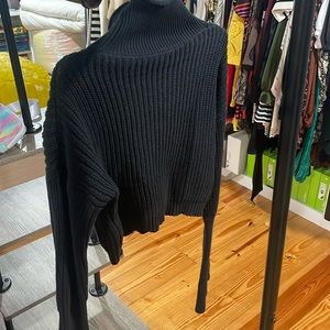 Cropped sweater- never worn / thick weave